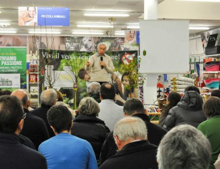 Giovanni Rigo, esperto di frutticoltura,  spiega la potatura e l'innesto