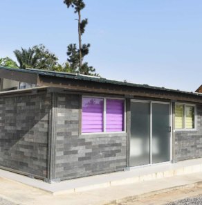 Scuola costruita in mattoni di plastica riciclata - Costa d'Avorio