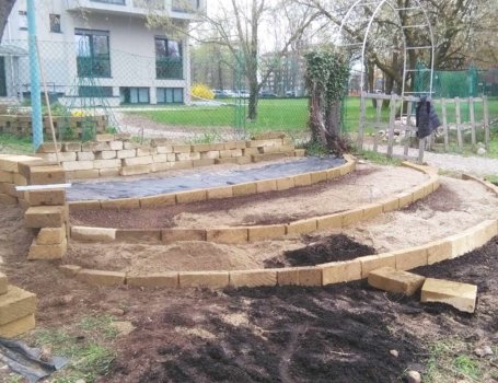 Sono stati creati tre gradoni ed è stato costruito un muretto a secco scegliendo mattoni per tufo per continuità con le aiuole del giardino